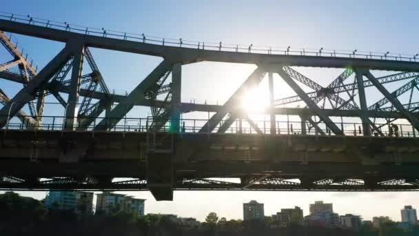 Silhueta Ciclista Que Atravessa Uma Grande Ponte Com Sol Por — Vídeo de Stock