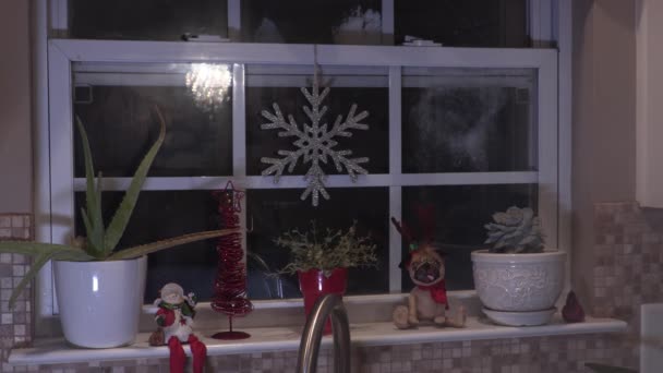 Slow Motion Shot Christmas Διακοσμημένο Παράθυρο Κουζίνας Πάρει Πελεκημένη Χιονόμπαλες — Αρχείο Βίντεο
