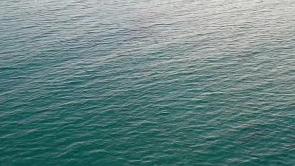 Pairando Sobre Ondulações Suaves Oceano Azul Verde Filmado Por Mavic — Vídeo de Stock