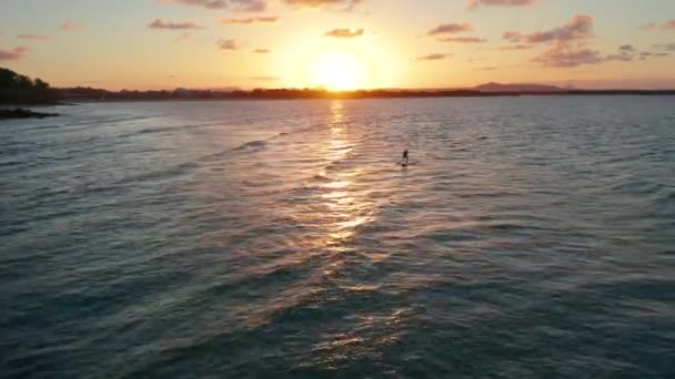 Paddleboarder Flutuando Remando Oceano Pela Costa — Vídeo de Stock