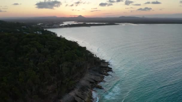 Imagens Drones Filmadas Noosa Uma Floresta Com Vista Para Uma — Vídeo de Stock