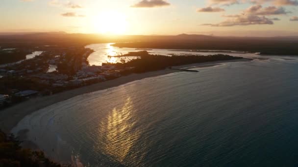 Imagens Drones Pequena Pacífica Cidade Costeira Noosa Final Tarde Tiro — Vídeo de Stock