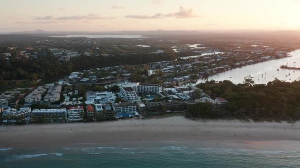 Filmagem Aérea Pequena Cidade Costeira Australiana Noosa Final Tarde Tiro — Vídeo de Stock