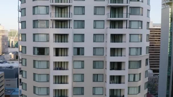 オーストラリアのブリスベンでドローンで撮影された高層都市のアパートの追跡 — ストック動画