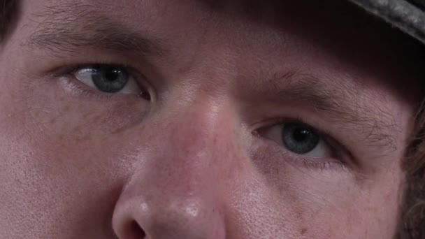 Gros Plan Sur Les Yeux Fatigués Tristes Jeune Homme Adulte — Video