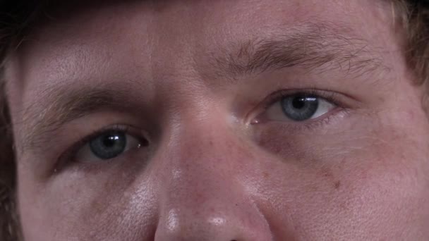 Молоді Чоловіки Сумні Блакитні Очі — стокове відео