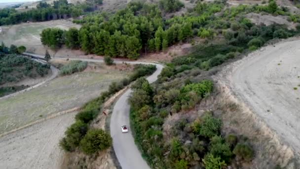 White Fiat 500 Gevolgd Door Een Drone Tijdens Het Rijden — Stockvideo