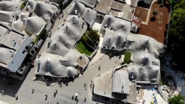 Langzaam Drone 360 Panoramisch Uitzicht Alberobello Boven Hoofdstraat Vol Typische — Stockvideo