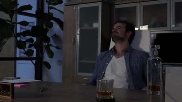 Frustré Patron Travail Après Les Heures Prend Verre Whisky — Video