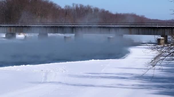 Eine Niedrige Brücke Über Einem Schneebedeckten Fluss Das Wasser Verdunstet — Stockvideo