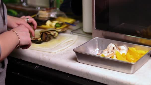 Uma Visão Mais Ampla Cortar Várias Verduras Cima Balcão Cozinha — Vídeo de Stock