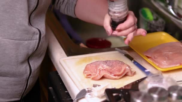 Het Toevoegen Van Verschillende Kruiden Top Van Gevulde Kipfilet Inclusief — Stockvideo