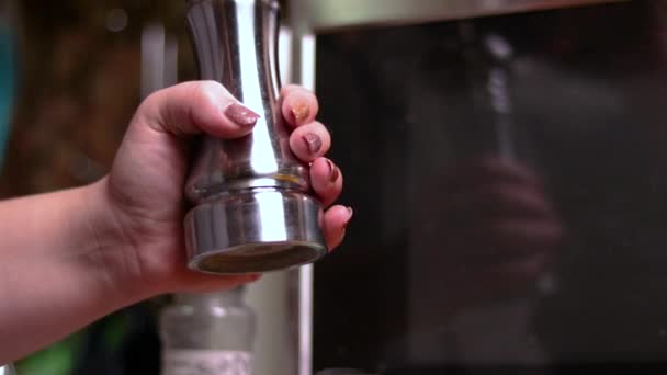 Hazırlanan Yiyeceklere Tuz Eklemek Için Tuz Öğütücü Kullanan Genç Bir — Stok video