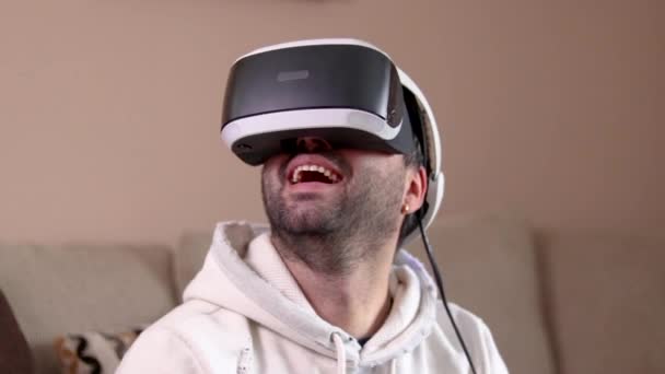 Eine Nahaufnahme Eines Jungen Bärtigen Mannes Der Ein Virtual Reality — Stockvideo