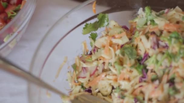Свіжий Здоровий Coleslaw Наповнений Овочами Мисці Готовий Їжі Повільному Темпі — стокове відео