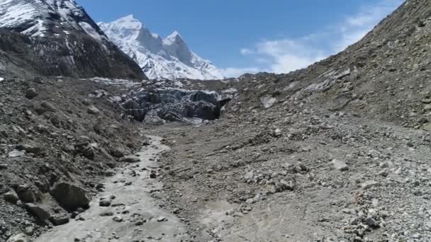 インドのゴムック ウタラハンドは 4255Mの高さのバギラティの丘陵地にあるガンゴトリから18Kmです これは Gangotri氷河の鼻です 周囲には自然の地形が広がっています — ストック動画