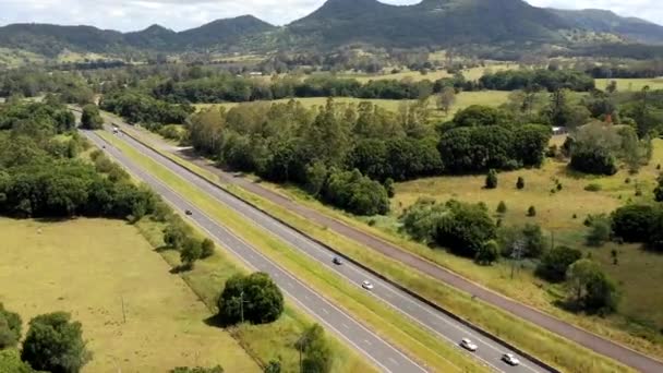 Υπέρβαση Εναέρια Του Bruce Highway Ένας Αγροτικός Αυτοκινητόδρομος Στην Ακτή — Αρχείο Βίντεο