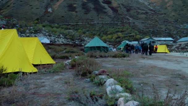 Bhojbasa Halt Gaumukh Trekkers Uttarakhand India Bhojbasa Situated Trekking Distance — Stock Video