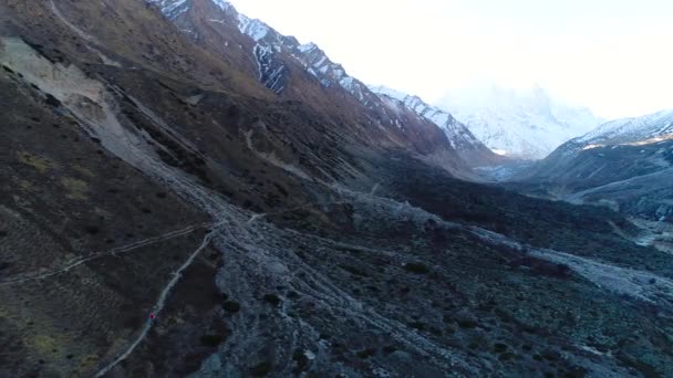 Backward Aerial Sweep Bhojbasa Beläget Ett Vandringsavstånd Från Gangotri Uttarakhand — Stockvideo