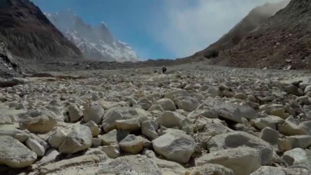 Zicht Gangotri Gaumukh Trekking Met Wandelaars Trek Neemt Mee Naar — Stockvideo