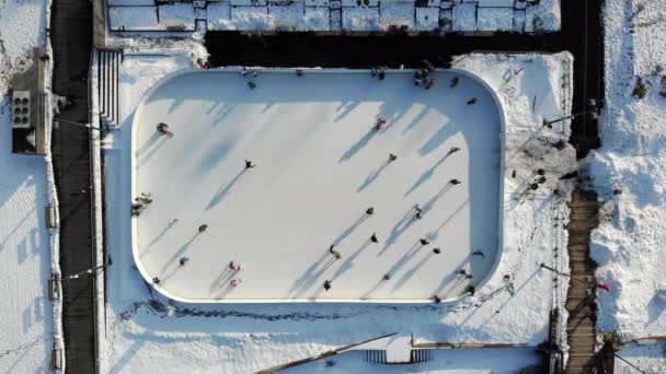 Ice Rink Skating Group People Top Aerial View Icerink — Stock Video