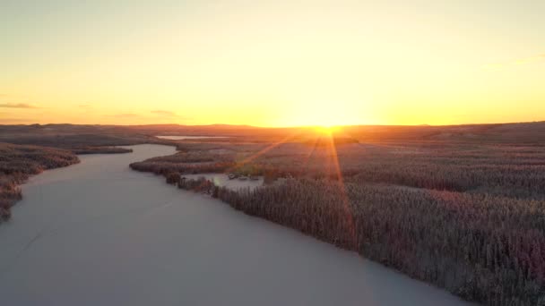 Vista Aérea Por Sol Sobre Lago Congelado Nevado Floresta Profunda — Vídeo de Stock