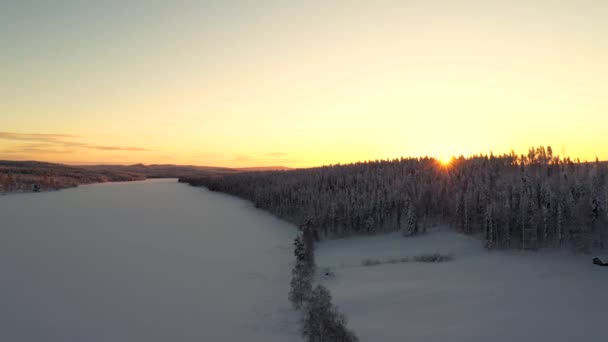 Vista Aérea Por Sol Sobre Lago Congelado Nevado Floresta Profunda — Vídeo de Stock