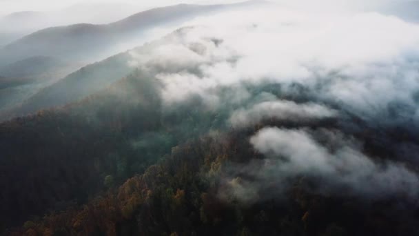 Mystieke Zonsopgang Met Bewegende Mist Wolken Heuvels Lucht Drone Schot — Stockvideo