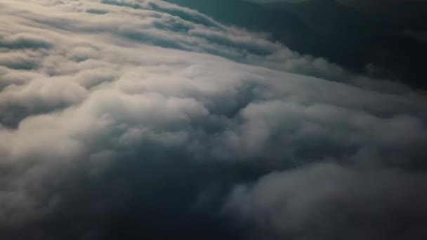 Sabah Bulutlarının Üzerinde Yükselen Güneş Kabarık Beyaz Bulutlar Hava Dronu — Stok video