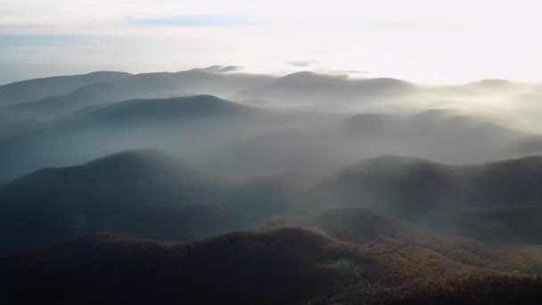 Panoramablick Auf Nebelverhangenes Gebirge Drohnenschuss Aus Der Luft — Stockvideo