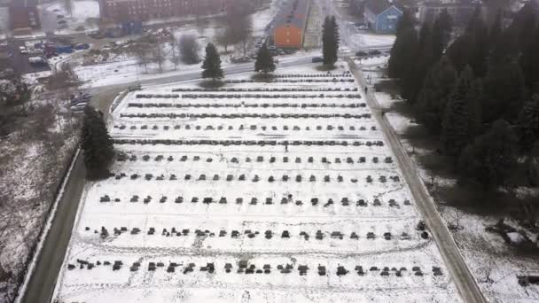 Вид Повітря Кладовище Надгробками Зимова Погода Снігом Важкий Туман Над — стокове відео