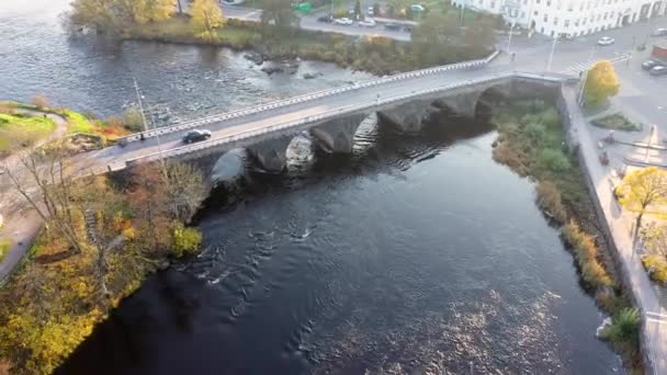 Vista Aérea Del Puente Que Cruza Río Ciudad Coche Conduciendo — Vídeo de stock
