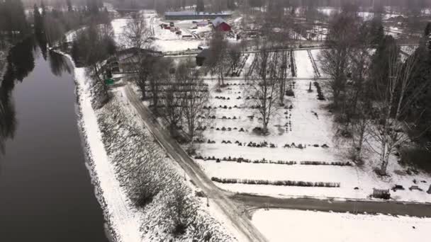 Вид Повітря Кладовище Могилами Зимова Погода Снігом Темно Чорна Річка — стокове відео