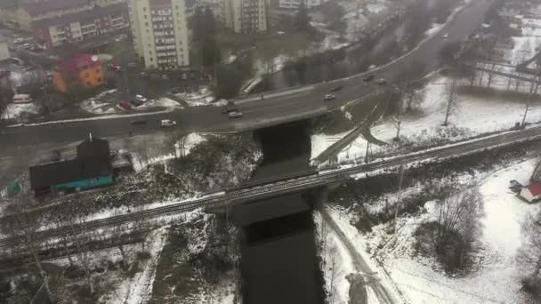 Letecký Pohled Silnici Dopravou Most Vlakové Koleje Přes Řeku Městě — Stock video