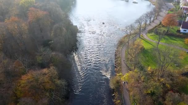 Vista Aérea Del Río Que Fluye Por Ciudad Colores Otoñales — Vídeo de stock