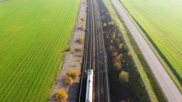 Tren Raylarının Hava Görüntüsü Yukarıdan Gelen Treni Takip Ediyorum Yol — Stok video