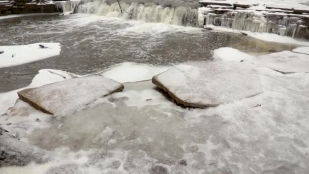 在寒冷多云的下午 一道垂直向上的自然冰水倾泻 揭示了冬季的小河瀑布 — 图库视频影像