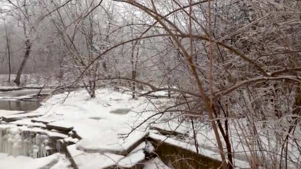 Розкриває Постріл Невеликого Річкового Водоспаду Взимку Річка Частково Замерзла Водоспад — стокове відео