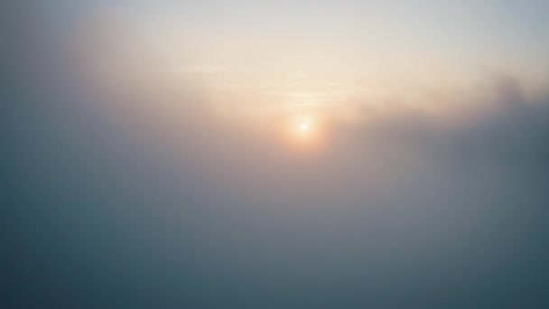 Sorgendo Sopra Nuvole Tramonto Con Nuvole Nebbia Mistica Tiro Aereo — Video Stock