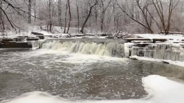 Panela Horizontal Uma Pequena Cachoeira Rio Congelado Como Encontrado Natureza — Vídeo de Stock