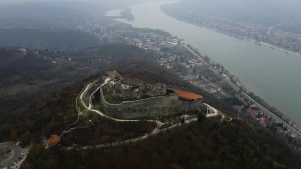 Vista Aérea Antigo Castelo Europeu Ruína Penhasco Visegrad Hungary — Vídeo de Stock