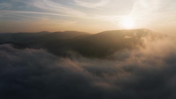Zonsondergang Vliegen Boven Wolken Ochtend Lichten Met Heuvels Mist Een — Stockvideo