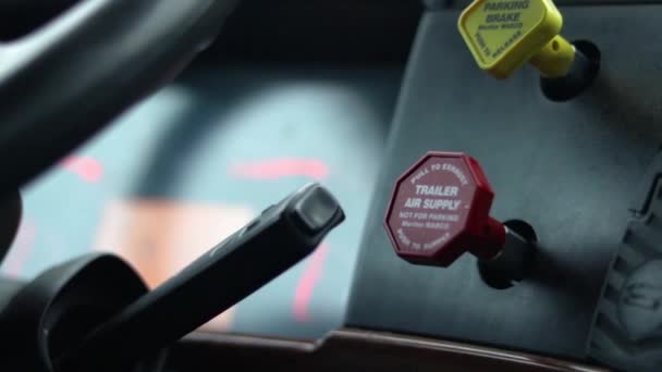 Een Close Focushelling Van Het Dashboard Van Een Semi Truck — Stockvideo