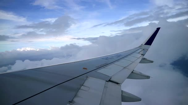 飛行機の窓から見える天の雲 — ストック動画