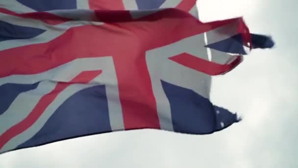 Feche Bandeira Britânica Arruinada Ventos Fortes Câmera Lenta — Vídeo de Stock