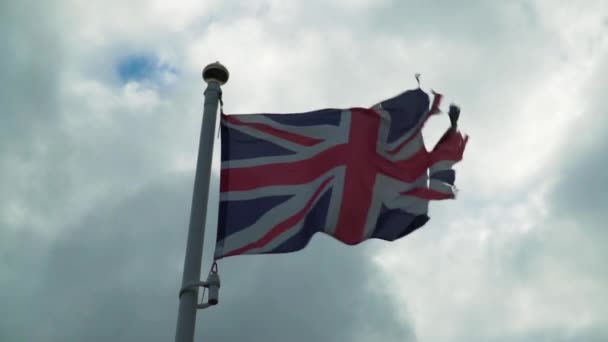 Velha Bandeira União Jack Soprando Forte Vento Contra Nuvens Câmera — Vídeo de Stock