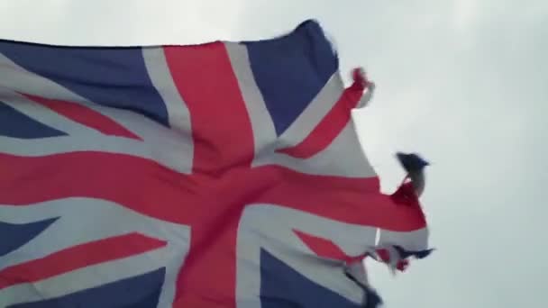 Yırtık Union Jack Bayrağını Ağır Çekimde Güçlü Rüzgarlarla Kapatın — Stok video