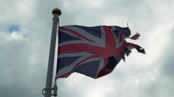 Bandera Desgarrada Union Jack Soplando Fuerte Viento Contra Nubes Cámara — Vídeos de Stock