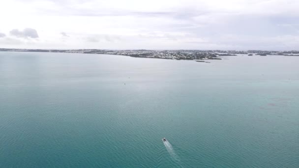 Luftaufnahme Eines Bootes Das Den Hafen Auf Der Tropischen Insel — Stockvideo