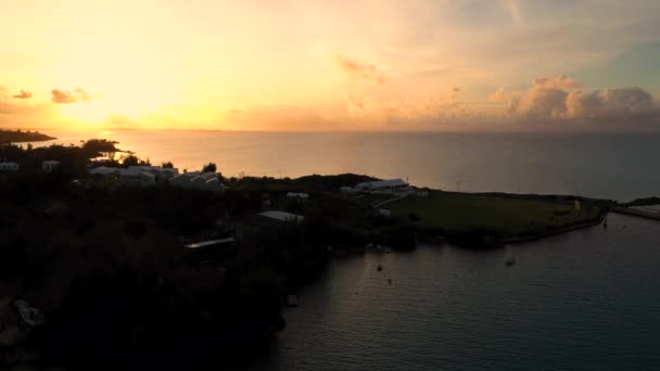 Vista Aérea Puesta Del Sol Sobre Océano Grande Por Isla — Vídeos de Stock